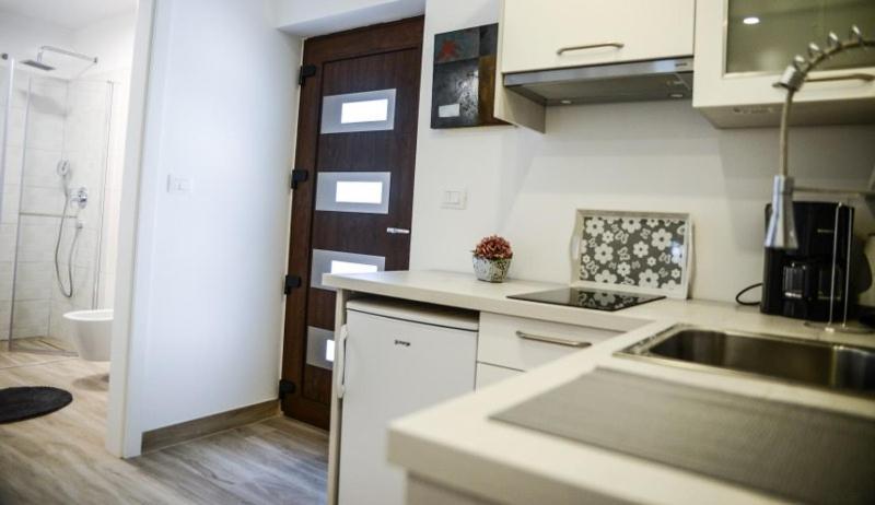 Modern Getaway Studio For Two ロヴィニ エクステリア 写真