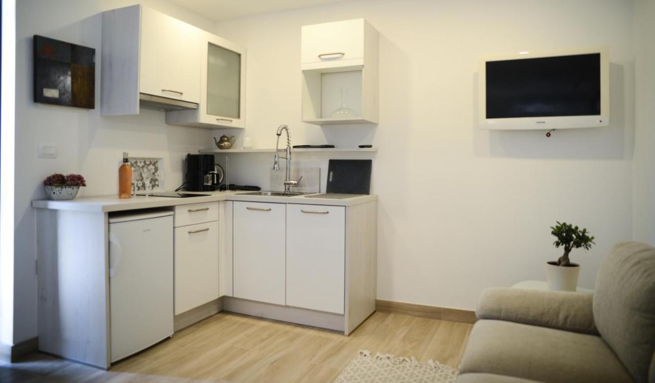 Modern Getaway Studio For Two ロヴィニ エクステリア 写真